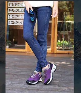 Vista detallada de zapatillas deportivas moradas para mujer con suela de cámara de aire