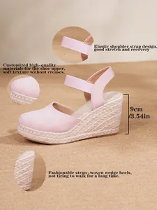 Detalle de sandalia de cuña rosa a la moda con tacón de paja trenzada de 9 cm de alto