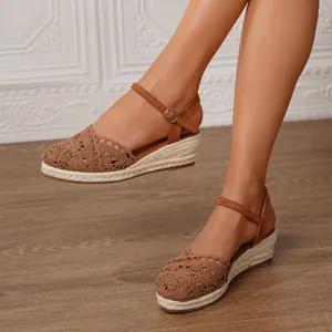 Elegantes sandalias de cuña de ganchillo marrón con suelas de esparto para el verano