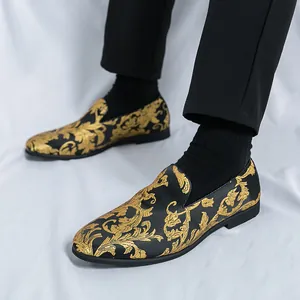 Stilvolle Herren-Loafer mit goldfarbenem Barock-Blumenmuster zum Hineinschlüpfen.