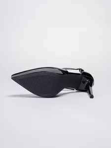 Detailansicht der schwarzen Lackleder-Sandalette mit Sohle und Größe 37 Markierung