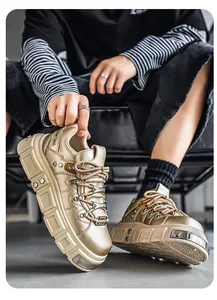 Dettaglio ravvicinato di scarpe punk dorate metallizzate con suola alta per uomo moda.