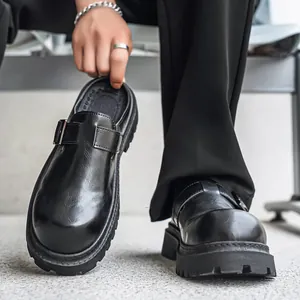 Zuecos de cuero negro con hebilla y suela de plataforma gruesa para hombre moderno