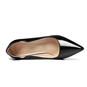 Vista superior detallada de elegantes zapatos de salón negros en charol con punta fina