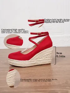 Detalle de sandalias de cuña rojas de punta cerrada con tacón de paja de 9 cm
