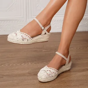 Sandalias de cuña con encaje de ganchillo para mujer con suela de esparto en beige.