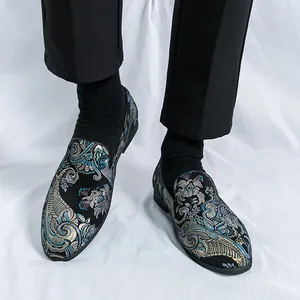 Stilvolle Herren-Loafer mit chinesischem Paisley-Stickmuster und Slip-On-Design für Feste.