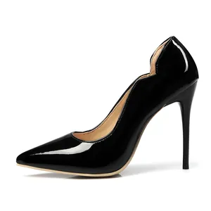 Vista lateral de un elegante zapato de salón de aguja en charol negro con punta fina