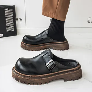 Mules de plataforma de cuero negro para hombre con hebilla elegante y suela gruesa resistente