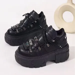 Baskets à plateforme punk gothique noires avec semelles épaisses et métal