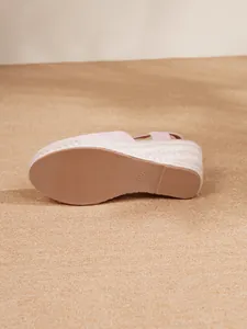 Vista inferior de sandalia de cuña rosa con suela de goma antideslizante talla 37