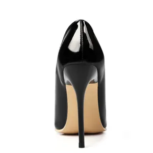 Detalle de la vista trasera de elegantes zapatos de tacón de aguja en charol negro