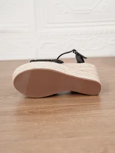 Vista detallada de la suela de las sandalias con cuña tejidas para mujer en talla 37