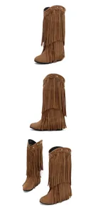 Detailansicht brauner Wildleder-Mittelstiefel mit langen Fransen und Sternennieten