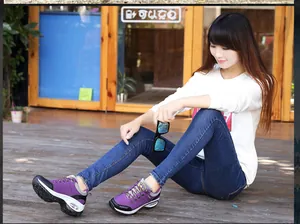 Zapatillas moradas con cámara de aire para mujer usadas por una modelo al aire libre