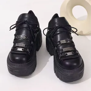 Baskets compensées punk gothiques noires pour femmes avec boucles en métal lourd