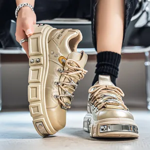Sneakers punk platform oro metallizzato con suola spessa e dettagli con borchie da uomo