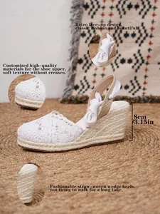 Detalle de sandalias de cuña de ganchillo blanco con tacón de paja de 8 cm y cordones