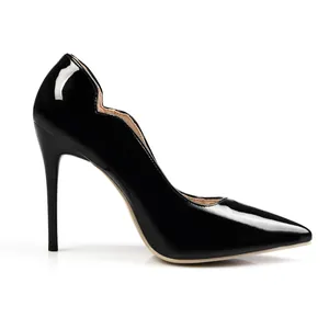 Primer plano de elegantes zapatos de salón en charol negro con punta y bordes festoneados