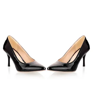 Vue latérale d'escarpins élégants en cuir verni noir à bout pointu et talons aiguilles