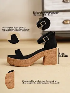 Detalle de sandalias negras con plataforma para mujer con tacón corcho 8 cm