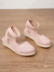 Vista lateral de sandalias de cuña en ante rosa con correas elásticas