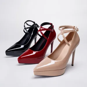 Vista de tacones altos de plataforma en charol negro rojo y beige con correas