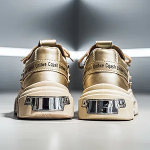 Sneakers platform punk heavy metal oro da uomo con design street style