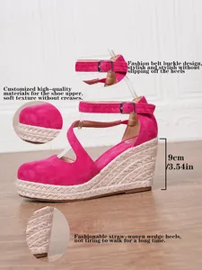 Détails des sandales compensées en daim rose avec talon plateforme de 9 cm.