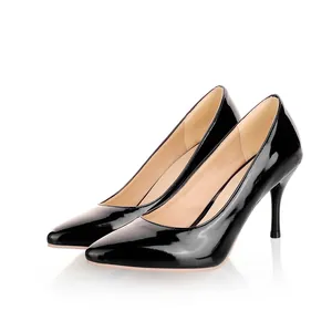 Vue latérale d'escarpins élégants en cuir verni noir à bout pointu et talons aiguilles