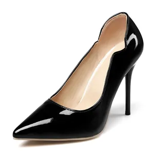 Detalle de elegantes zapatos de salón de charol negro con tacón de aguja y punta