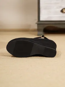 Vista detallada de la suela de las sandalias de cuña negras con marca de talla 37