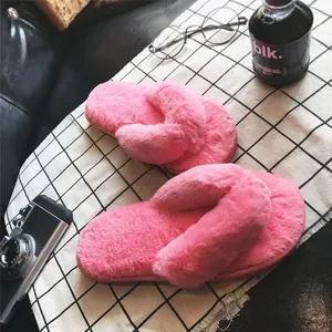 Weiche rosa flauschige Zehentrenner-Hausschuhe in gemütlicher Innenumgebung