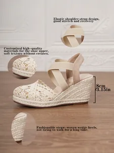 Detalle de sandalias de cuña con encaje beige, tiras elásticas y altura tacón 8cm.