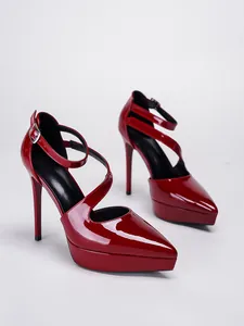 Detailansicht der eleganten roten Lackleder-Plateaupumps mit stilvollen Kreuzriemen-Schnallen