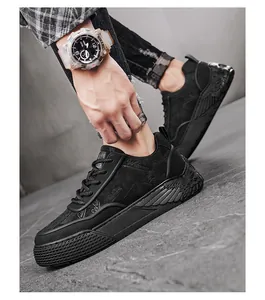 Detailansicht schwarzer Freizeit-Ledersneaker mit einer einzigartigen Sohle im Flügeldesign