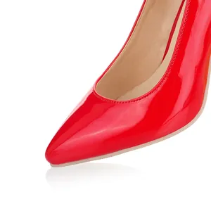 Gros plan détaillé d'un escarpin stiletto élégant en cuir verni rouge à bout pointu