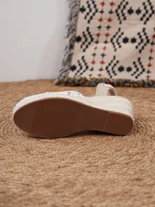 Detalle de la suela de las sandalias de cuña tejidas de paja para mujer talla 37