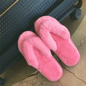 Detailansicht der rosa flauschigen Zehensteg-Hausschuhe mit weichem Plüsch und dicker Sohle