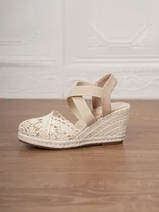Sandalias de cuña de ganchillo beige con tiras elásticas al tobillo y tacón de esparto