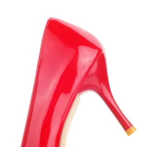 Vue macro détaillée d'un escarpin en cuir verni rouge vif avec une texture de talon aiguille