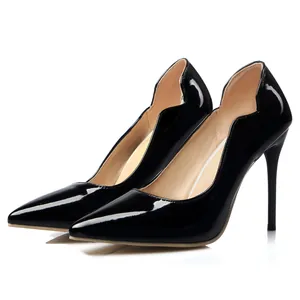 Elegantes stilettos de charol negro con un diseño único de bordes ondulados y punta afilada