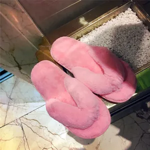 Weiche rosa Plüsch-Zehentrenner-Hausschuhe für gemütliches Winter-Indoor.