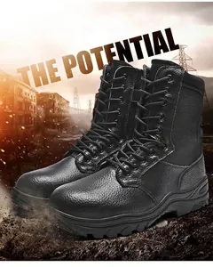 Primer plano de botas tácticas de cuero negro con suelas robustas en un entorno apocalíptico.