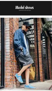 Modelo masculino con sandalias romanas azul vibrante en un entorno de estilo callejero.