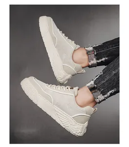 Seitenansicht der cremefarbenen Freizeitschuhe mit einzigartigen Flügelsolen