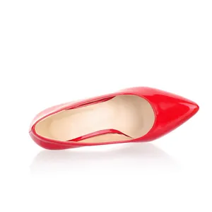 Vue de dessus détaillée d'un escarpin classique en cuir verni rouge avec un bout pointu