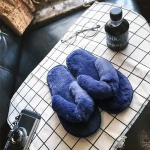 Gemütliche Plüsch-Faux-Pelz-Zehentrenner-Hausschuhe in Tiefblau im Lifestyle-Indoor-Ambiente