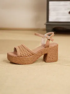 Vista lateral de sandalias de plataforma para mujer con tira tejida y tacón de corcho
