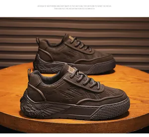 Modische braune Retro-Freizeitschuhe mit dicken Sohlen und Flügelstruktur für Herren.